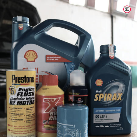 Berbagai produk cairan perawatan mobil di bengkel Cikarang Utara: Oli Shell Helix, Shell Spirax, Prestone Engine Flush, dan cairan pendingin. Pilihan produk berkualitas untuk servis rutin mobil.